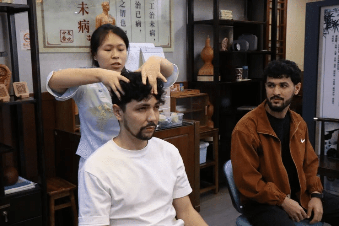 2025“知行贵州”丝绸之路青年交流计划“铜城黔语·丝露同行”交流活动在我院开展